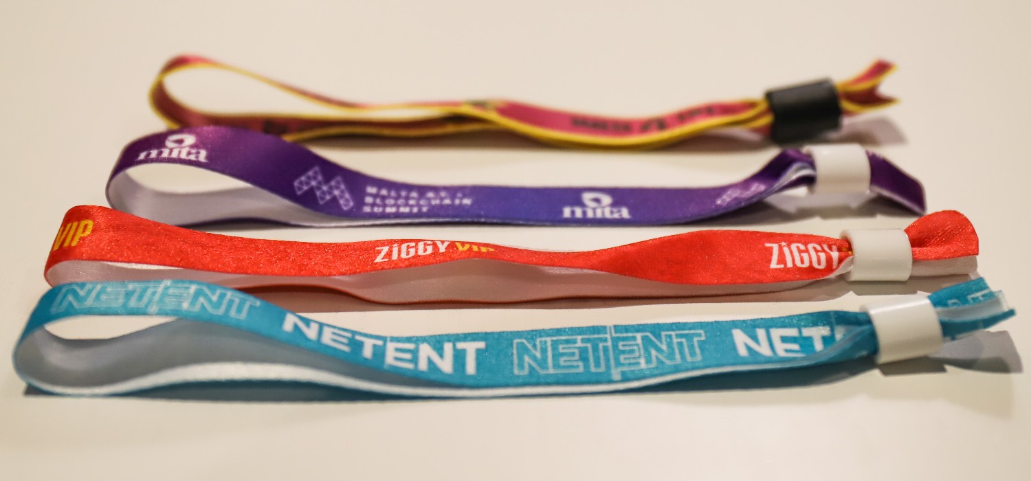 Leitfaden für die besten personalisierten Stoffarmbänder – Gewebte vs. sublimierte Designs